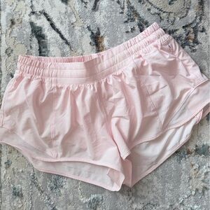 Lululemon hotty hot LR 2.5” short